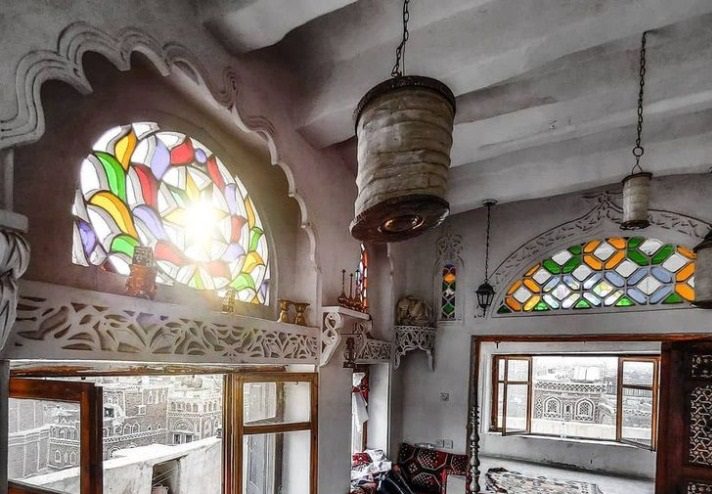صناعة القمرية اليمانية: شفرة الجمال في العمارة الصنعانية وسر "النور الرباني" في البيوت