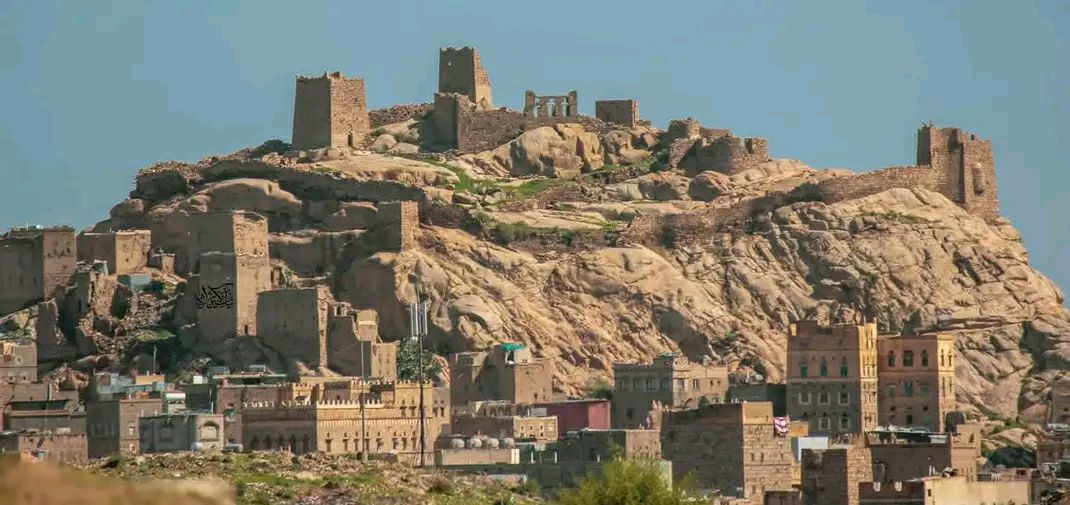 قلعة البيضاء: حارسة الهضبة الوسطى ومعقل الملوك في مدينة الشموخ