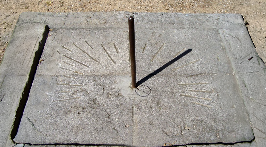 علم "الظل" والمزولة الشمسية في اليمن: كيف قسم اليمنيون وقتهم بدقة السيادة الفطرية؟