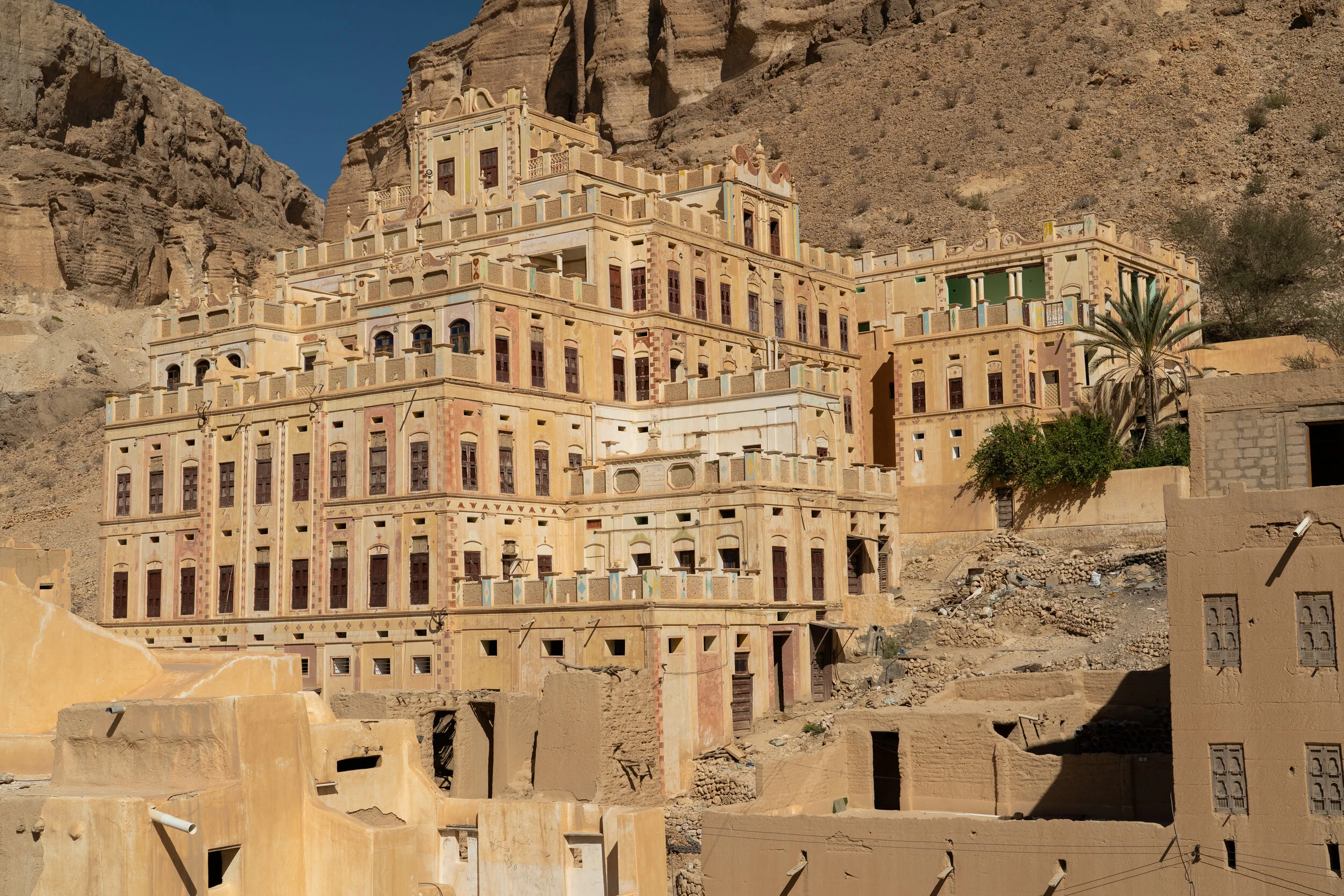 فن "المدرج": أسرار البناء الطيني والزخرفة في بيوت حضرموت