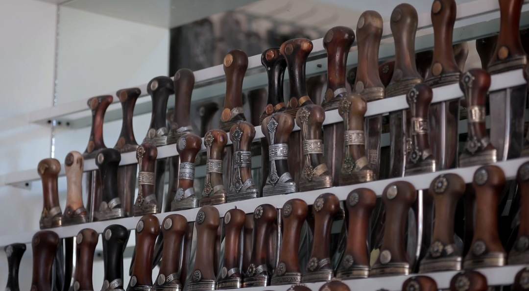 فن "صناعة الجنابي": أسرار المقابض الصيفانية والنقوش الفضية