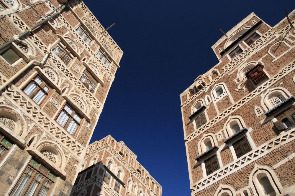 صناعة "الجص والنيورة": فن طلاء المدن اليمنية بالبياض الناصع