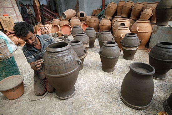صناعة "الخزف" اليماني: اقتصاد الطين والحرفة التي لم تندثر