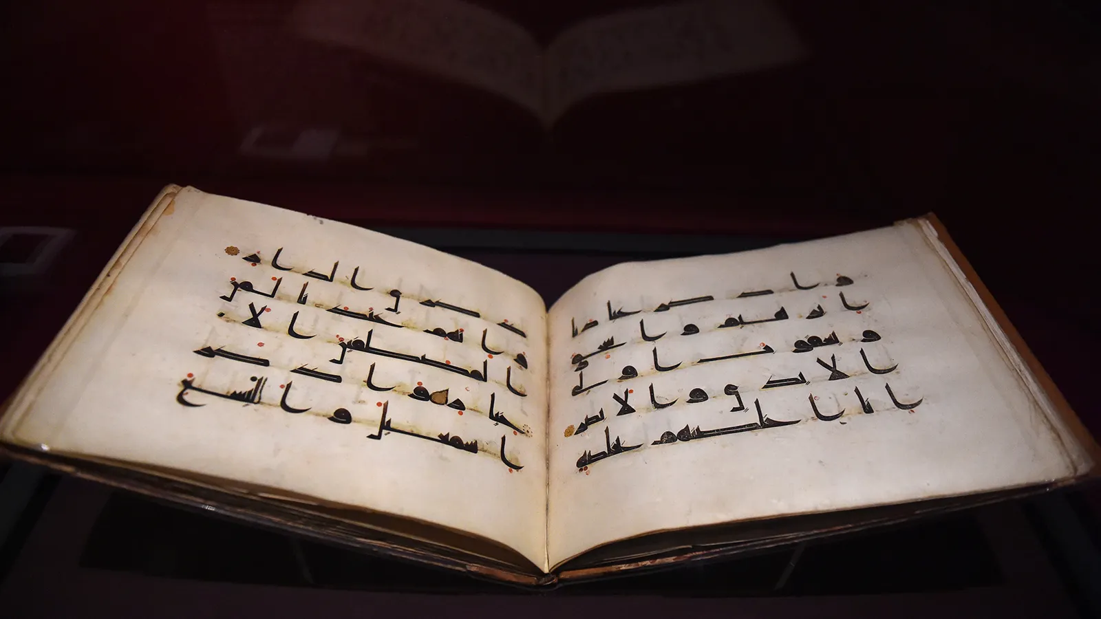 مهنة "الوراقين" في اليمن: صناعة الكتب وخزائن المعرفة التي حفظت تراث الأمة
